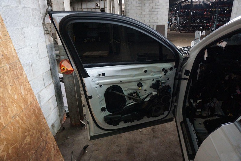 Front Left Driver Door Assembly White W/ Glass OEM 4M0831051G Audi Q7 4M 2017-23
