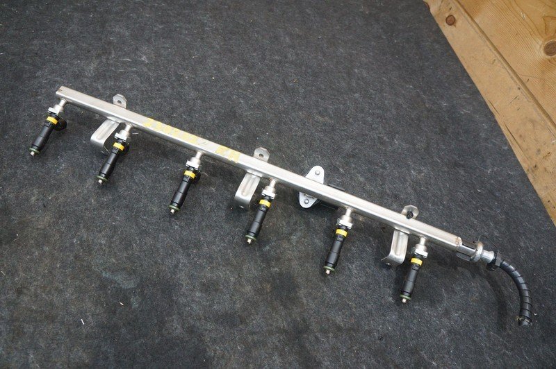 Right Fuel Injection Rail & Injectors Oem Aston Martin V12 Vantage Db9 Dbs