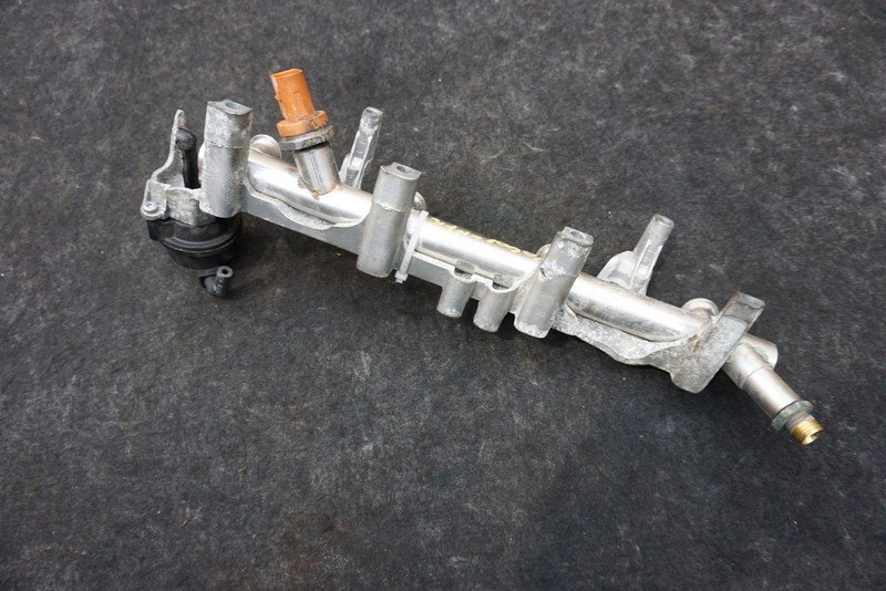 Set Left Right Fuel Injection Rail 079133315BQ Audi S7 4G8 2013-18 S6 S8 2013-18